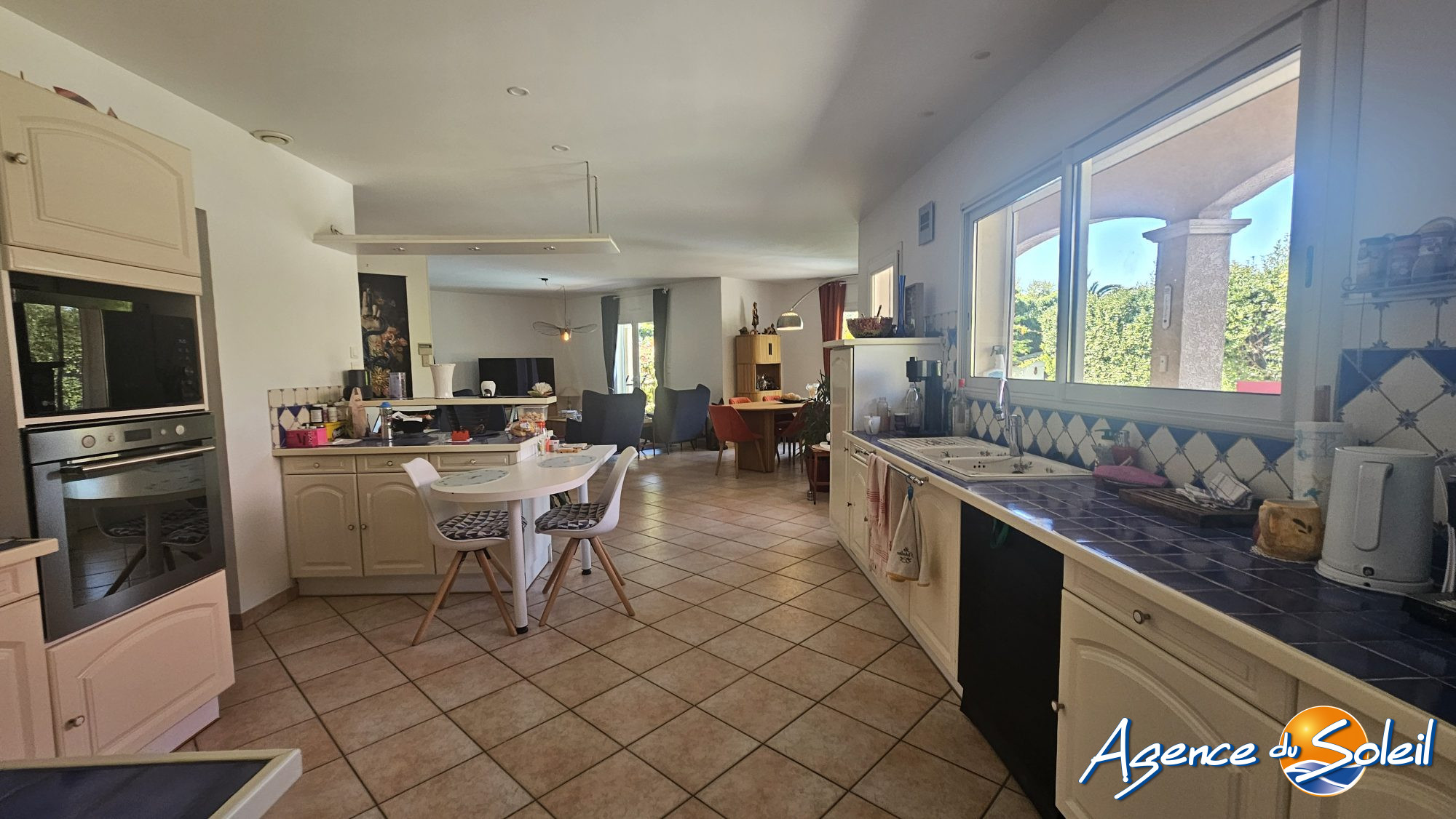 Salle de bain - Maison Moussan (Réf. 11-11076-AGENCEDUSOLEIL)